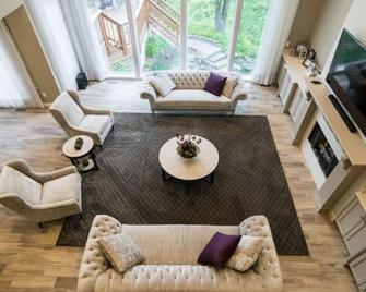 Secluded Getaway, Relax & Energize, Wildlife, Nature Trail, Fun Kids Playground! - West Bloomfield - Living room