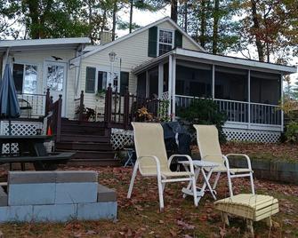 Quiet waterfront 4-season cottage on Sandogardy Pond. - Northfield - Patio