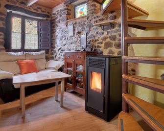 Country House 'El Sardón 2' with Mountain View, Wi-Fi and Air Conditioning - Labaniego - Living room
