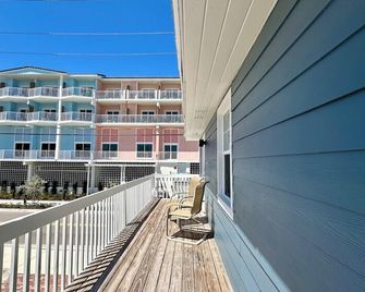 Fins Left - Next to Margaritaville - Fort Myers Beach