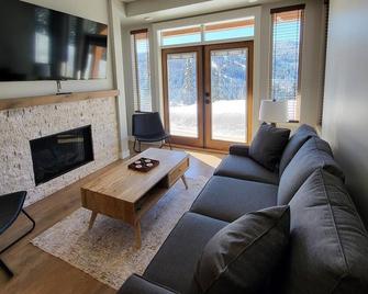 Powder Heights #22 townhouse - Sun Peaks - Living room