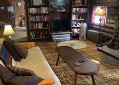 Log Cabin on the Ausable River - Keene - Living room