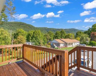 Brand New Apartment The Holton #2 in Big Stone Gap near Lonesome Pine Hospital - Big Stone Gap - Balcony