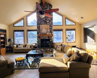 Private and secluded mountain cabin - Cedar City - Living room