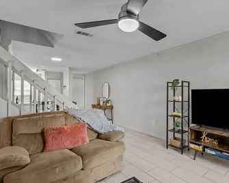 Sleek condo explore on wheels - Gainesville - Living room