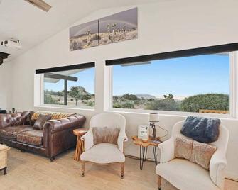 Now & Zen Gym, Hot Tub And Views! - Pioneertown - Sala de estar