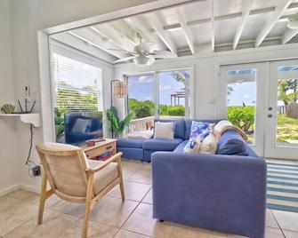 Sea Coral Cottage - a Bahamian oceanside paradise! - Great Guana Cay - Living room
