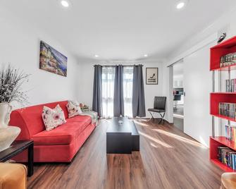 Melbourne Airport Pet friendly Guest House - Melbourne - Living room