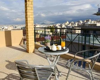 Eva Hotel Piraeus - Piraeus - Balcony