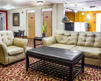 Econo Lodge Inn & Suites - Walnut - Living room