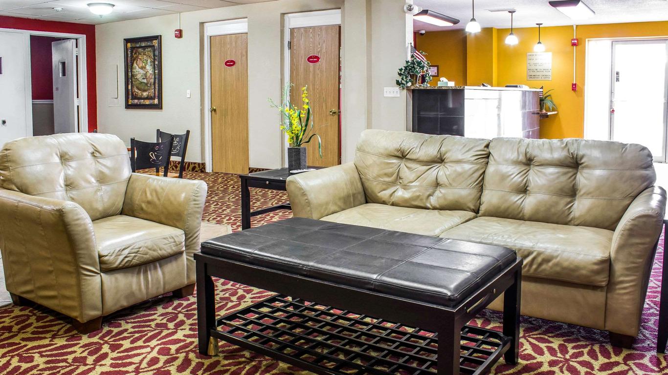 Econo Lodge Inn & Suites