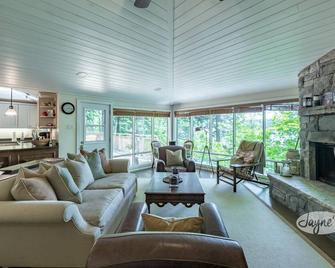 New Boathouse! Traditional Beauty 4Bed, 3Bath Cottage & Bunkie on Lake Rosseau! - Minett - Sala de estar