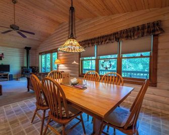 Peaceful lakefront Cabin with High Speed Internet - Rhinelander - Dining room