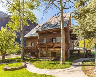 Affordable Condo-Walk to Downtown Ouray- Patio and Grill - Ouray - Building