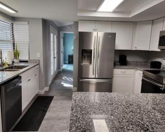 Home Away from Home with Heated Pool - New Port Richey - Kitchen
