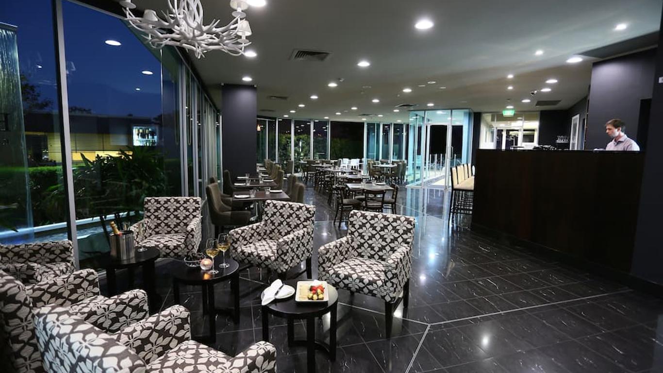 Springfield Lakes Hotel