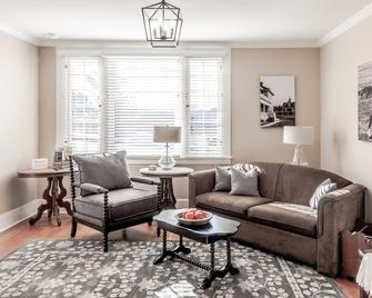 The Prescott Carriage House on Union - Walking Distance from Downtown Prescott - Prescott - Living room