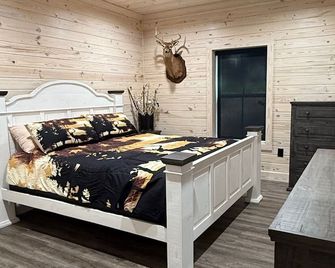 Take It Easy Fishing Cabin. Large Enclosed Bay For Storing The Boat. - Scottsboro - Schlafzimmer