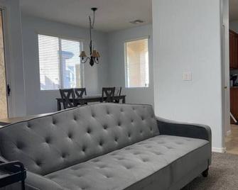 Charming Family Home w/ EV Charger – Near Phoenix & Attractions! - Tolleson - Living room