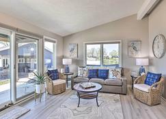 Lakefront Bellevue Home Private Beach and Fire Pit! - Bellevue - Living room
