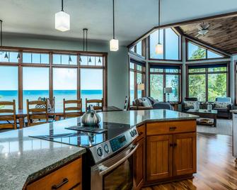 Large 6BR luxury rental home - on lakefront in Door County, WI - kids, pets, EVs - Baileys Harbor - Kitchen
