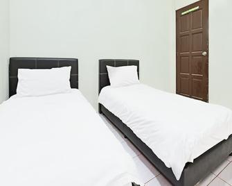 OYO 90596 Casaria Inn - Paka - Bedroom