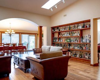 Fort Wine Manor, Entire Private Estate Home - Langley Township - Lounge