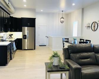 Is This Heaven Downtown Dyersville Apartment - Dyersville - Kitchen