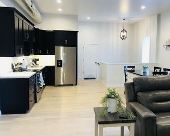 Is This Heaven Downtown Dyersville Apartment - Dyersville - Cocina