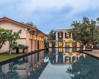 Taj Alibaug Resort And Spa - Alibag - Pool