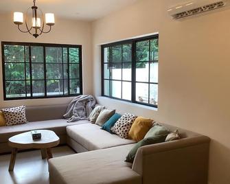 3 BDR new town house in port Barton - San Vicente - Sala de estar