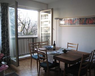 Studio flat in a peaceful area with free car park and public transportation - Genève - Eetruimte