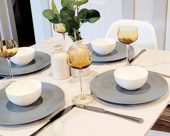 1 King bed + SofaQueen, Entire suite, By the Beach, Casino, Arena, kids parks. - Penticton - Dining room