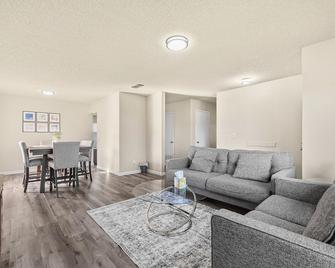 Peaceful and Quiet 4 Br house with Garage - Sacramento - Wohnzimmer