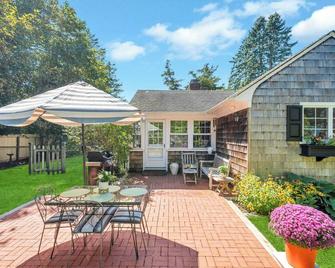 Quaint Water Mill Cottage - Water Mill - Patio