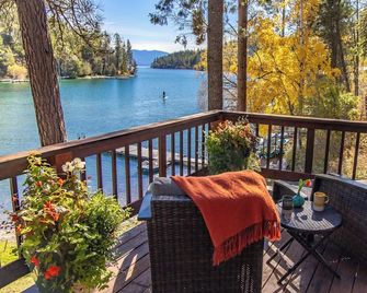 Flathead Lake Retreat ~ Wrap Yourself in Nature with All the Comforts of Home - Lakeside - Balcón