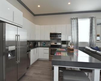 The Soma Furnished Residences - Hamilton - Kitchen