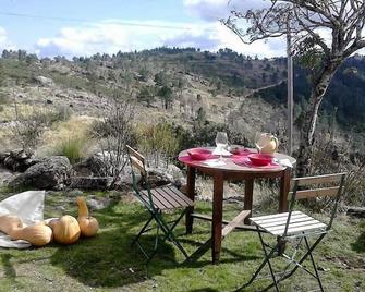 Salto do Lobo - Montain houses with private river - Penhas da Saúde - Patio
