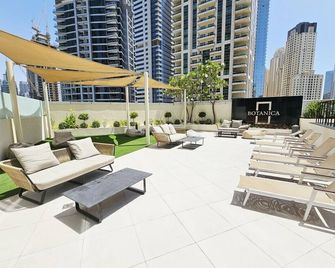 Sunrise Homes - A Modern Studio Next To Jbr Beach - Garhoud - Terasa