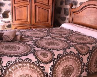 Gîte in the mountains 1140m facing the swimming pool ideal for hiking guaranteed change of scenery - Ardes - Chambre
