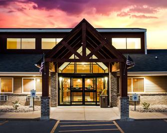 AmericInn by Wyndham Menomonie - Menomonie - Building