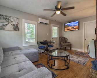 Jewel of Junaluska- Beautiful views of Lake Junaluska - Lake Junaluska - Living room