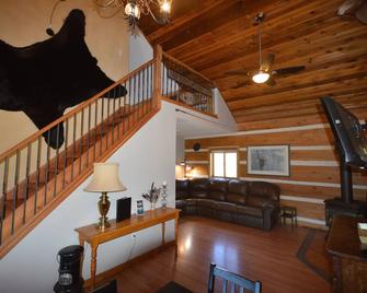 Crowsnest Riverside Cabin- 42 km from Castle Mountain Ski Resort - Bellevue - Living room