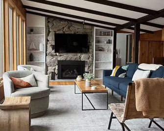 The Full Candlewood Lake Experience - New Milford - Living room
