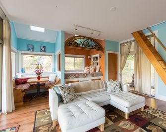Fantasy Cottage: Private Pond, Waterfall, Hot Tub - Front Royal - Obývací pokoj