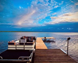 Unique Lake Cabin- Hot Tub, 2 Saunas, Massage Chair, Ice Baths - Spa - Ottertail - Beach