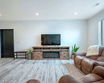 Expansive Basement Suite w/ Horses and Arena - Spring City - Sala de estar