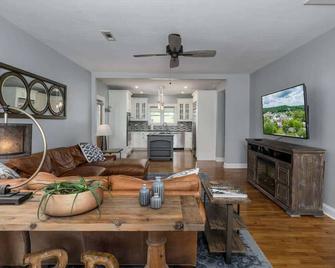 Downtown Walk Around - Blue Ridge - Living room