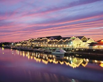 Holiday Inn & Suites Clearwater Beach S-Harbourside By IHG - Indian Rocks Beach - Building