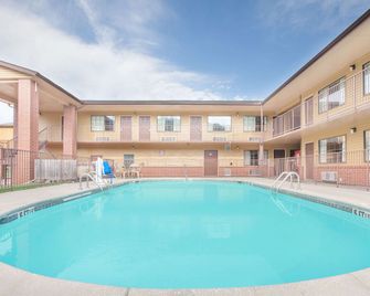 Days Inn by Wyndham Fayetteville - Fayetteville - Pool